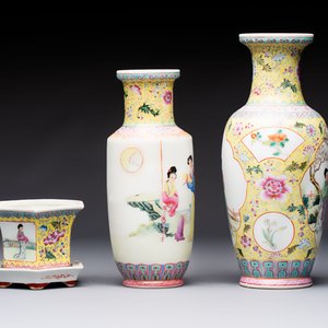 Seven Chinese famille rose vases, a scroll jar and a jardinière on a stand, Qianlong marks, 20th C. — photo 15