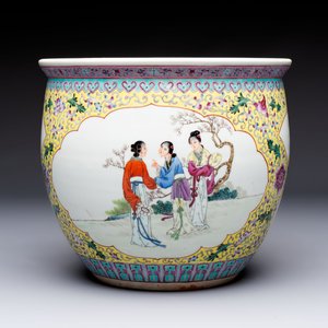 Seven Chinese famille rose vases, a scroll jar and a jardinière on a stand, Qianlong marks, 20th C. — photo 18