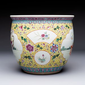 Seven Chinese famille rose vases, a scroll jar and a jardinière on a stand, Qianlong marks, 20th C. — photo 19