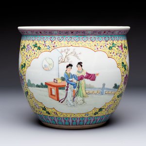 Seven Chinese famille rose vases, a scroll jar and a jardinière on a stand, Qianlong marks, 20th C. — photo 20