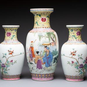 Seven Chinese famille rose vases, a scroll jar and a jardinière on a stand, Qianlong marks, 20th C. — photo 2