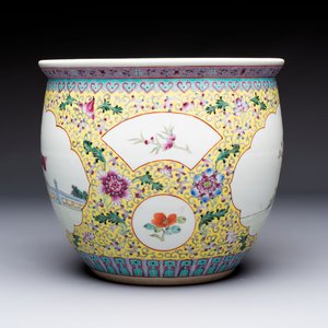 Seven Chinese famille rose vases, a scroll jar and a jardinière on a stand, Qianlong marks, 20th C. — photo 21