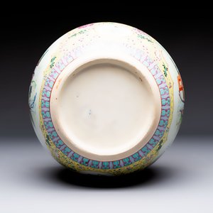 Seven Chinese famille rose vases, a scroll jar and a jardinière on a stand, Qianlong marks, 20th C. — photo 23
