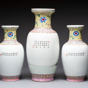 Seven Chinese famille rose vases, a scroll jar and a jardinière on a stand, Qianlong marks, 20th C. — photo 3