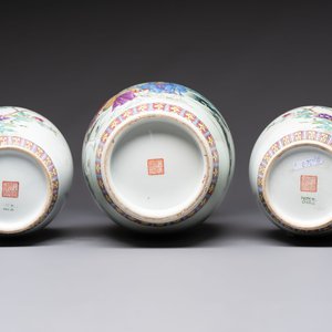 Seven Chinese famille rose vases, a scroll jar and a jardinière on a stand, Qianlong marks, 20th C. — photo 5