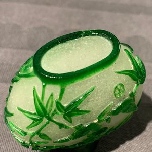 Seven Chinese green overlay snowflake and moulded green glass snuff bottles, 19/20th C. — 照片 12