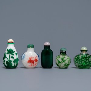 Seven Chinese green overlay snowflake and moulded green glass snuff bottles, 19/20th C. — photo 1