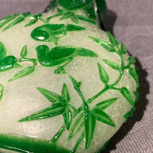 Seven Chinese green overlay snowflake and moulded green glass snuff bottles, 19/20th C. — photo 13