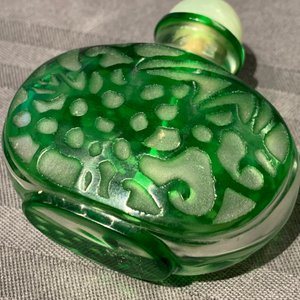 Seven Chinese green overlay snowflake and moulded green glass snuff bottles, 19/20th C. — photo 14