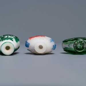 Seven Chinese green overlay snowflake and moulded green glass snuff bottles, 19/20th C. — photo 3
