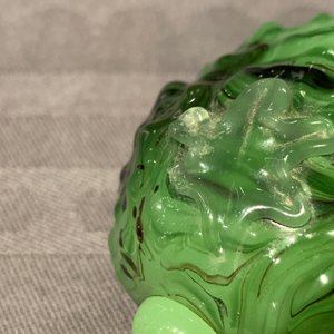 Seven Chinese green overlay snowflake and moulded green glass snuff bottles, 19/20th C. — photo 7