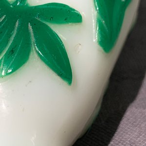 Seven Chinese green overlay snowflake and moulded green glass snuff bottles, 19/20th C. — photo 9