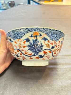 Seven Chinese Imari-style and famille rose bowls with floral and figural designs, 18th C. — foto 13
