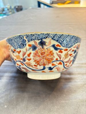 Seven Chinese Imari-style and famille rose bowls with floral and figural designs, 18th C. — foto 15