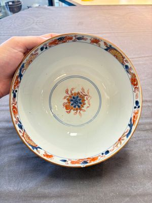 Seven Chinese Imari-style and famille rose bowls with floral and figural designs, 18th C. — foto 17