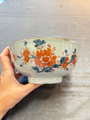 Seven Chinese Imari-style and famille rose bowls with floral and figural designs, 18th C. — foto 19