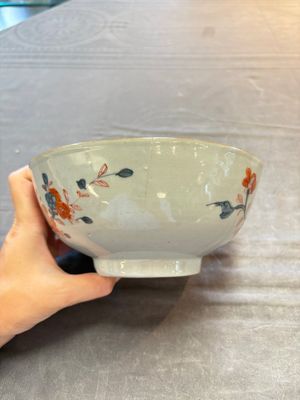 Seven Chinese Imari-style and famille rose bowls with floral and figural designs, 18th C. — foto 20