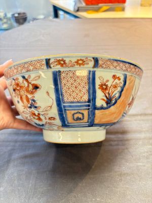 Seven Chinese Imari-style and famille rose bowls with floral and figural designs, 18th C. — foto 2