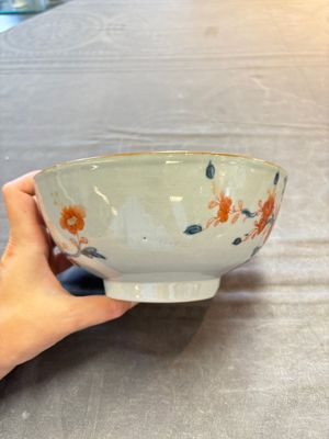 Seven Chinese Imari-style and famille rose bowls with floral and figural designs, 18th C. — foto 22