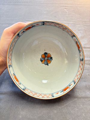 Seven Chinese Imari-style and famille rose bowls with floral and figural designs, 18th C. — foto 23