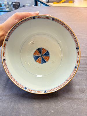 Seven Chinese Imari-style and famille rose bowls with floral and figural designs, 18th C. — foto 5