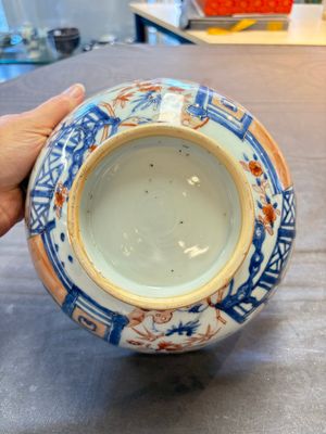 Seven Chinese Imari-style and famille rose bowls with floral and figural designs, 18th C. — foto 6