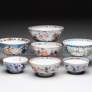 Seven Chinese Imari-style and famille rose bowls with floral and figural designs, 18th C. — foto 1