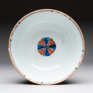 Seven Chinese Imari-style and famille rose bowls with floral and figural designs, 18th C. — foto 18