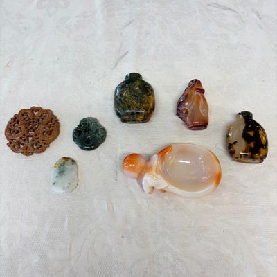 Seven Chinese jade, jadeite and agate wares, including snuff bottles — photo 1