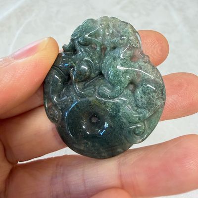 Seven Chinese jade, jadeite and agate wares, including snuff bottles — photo 7