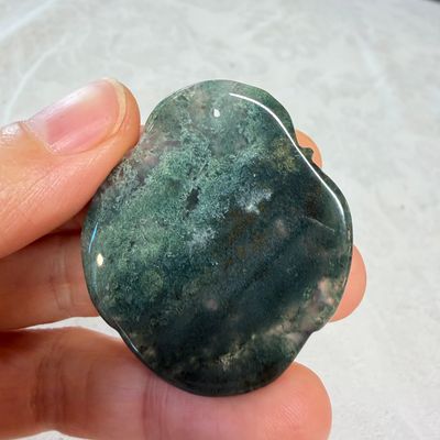 Seven Chinese jade, jadeite and agate wares, including snuff bottles — photo 8