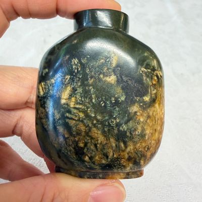 Seven Chinese jade, jadeite and agate wares, including snuff bottles — photo 9