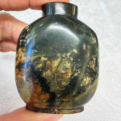 Seven Chinese jade, jadeite and agate wares, including snuff bottles — photo 10