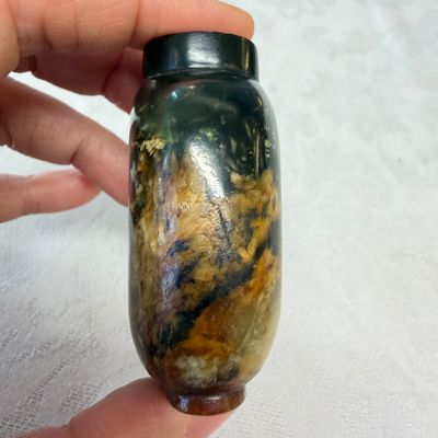 Seven Chinese jade, jadeite and agate wares, including snuff bottles — photo 11