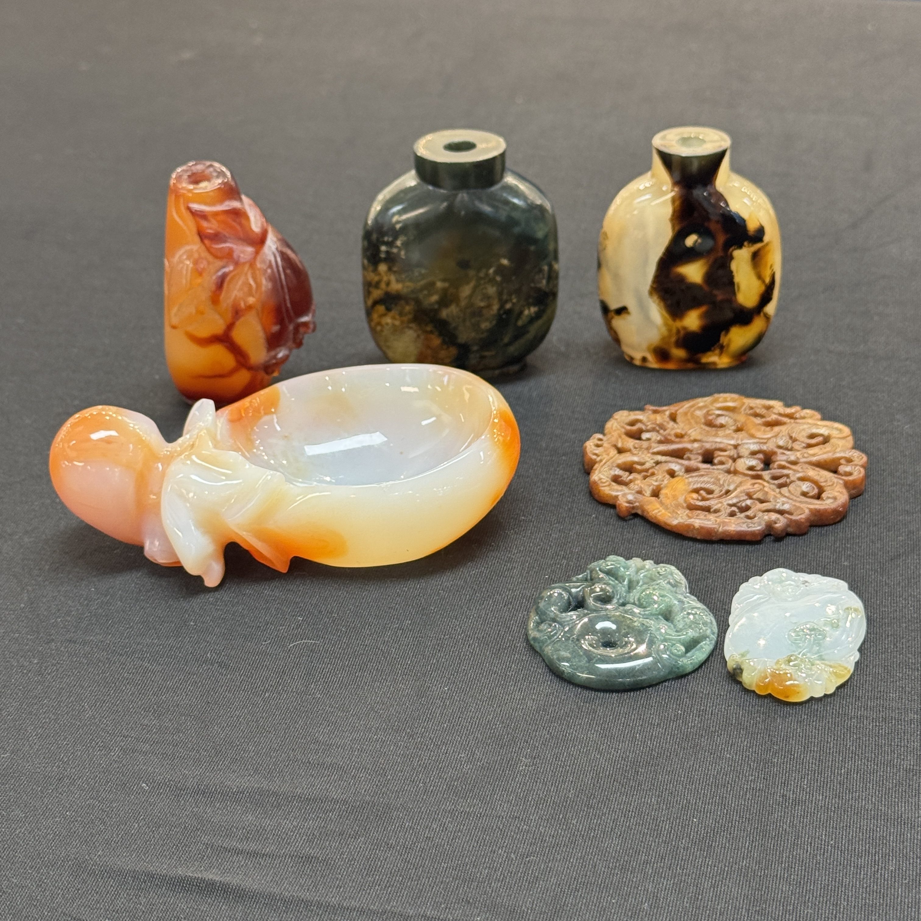 Seven Chinese jade, jadeite and agate wares, including snuff bottles — photo 28