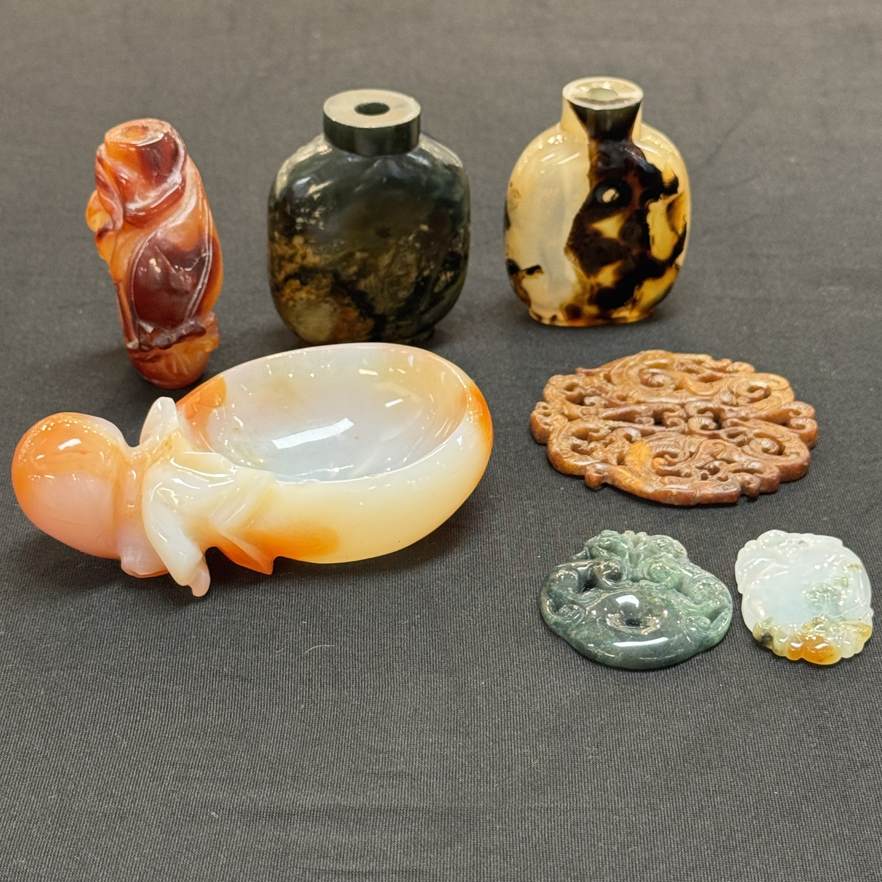 Seven Chinese jade, jadeite and agate wares, including snuff bottles — photo 29