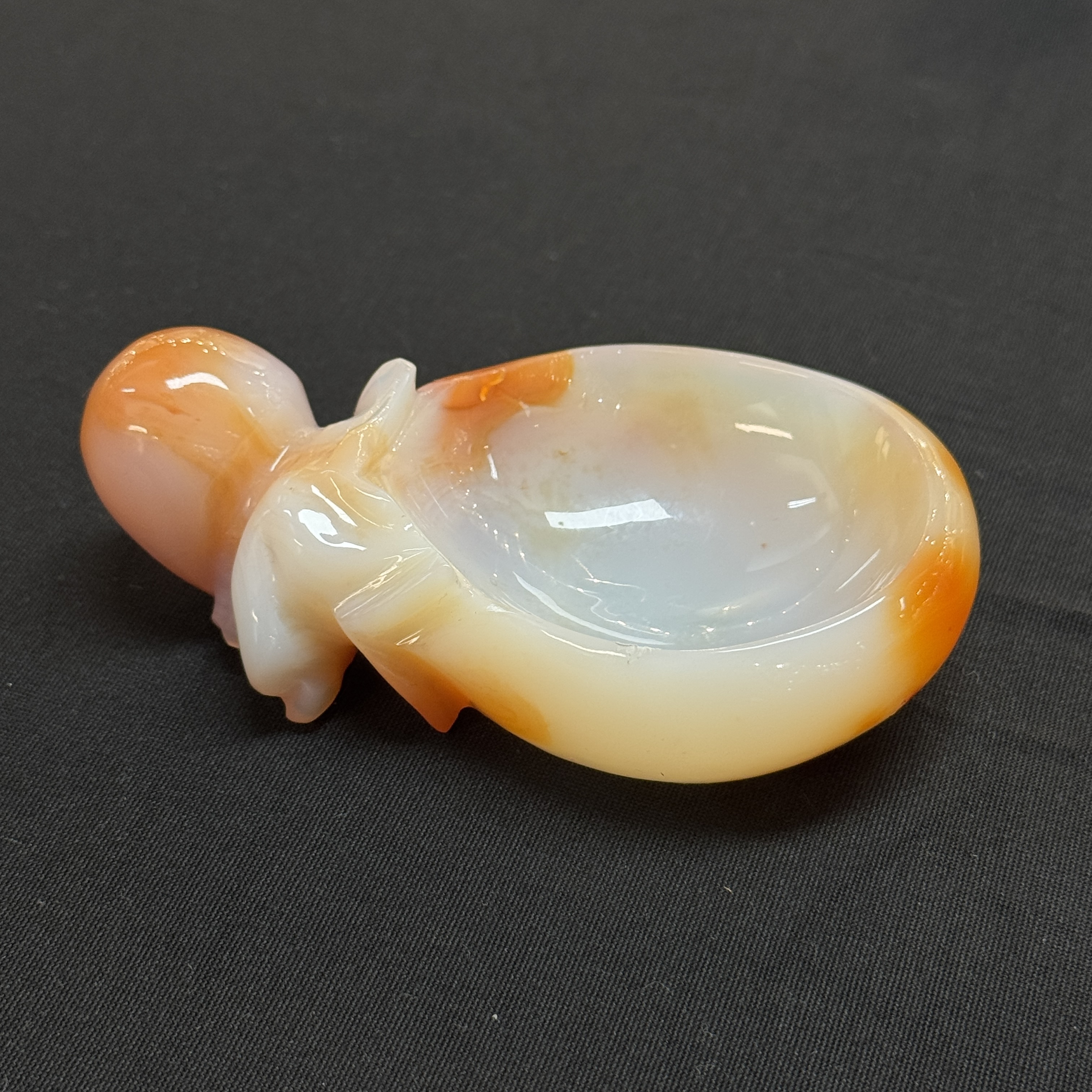 Seven Chinese jade, jadeite and agate wares, including snuff bottles — photo 30