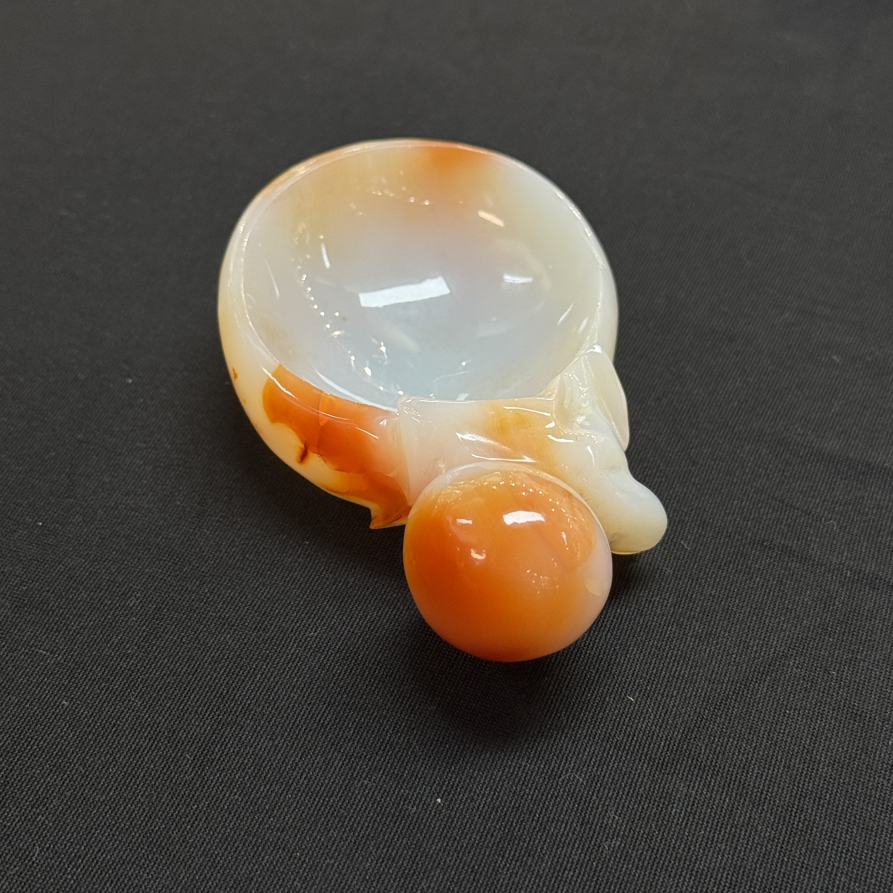Seven Chinese jade, jadeite and agate wares, including snuff bottles — photo 31