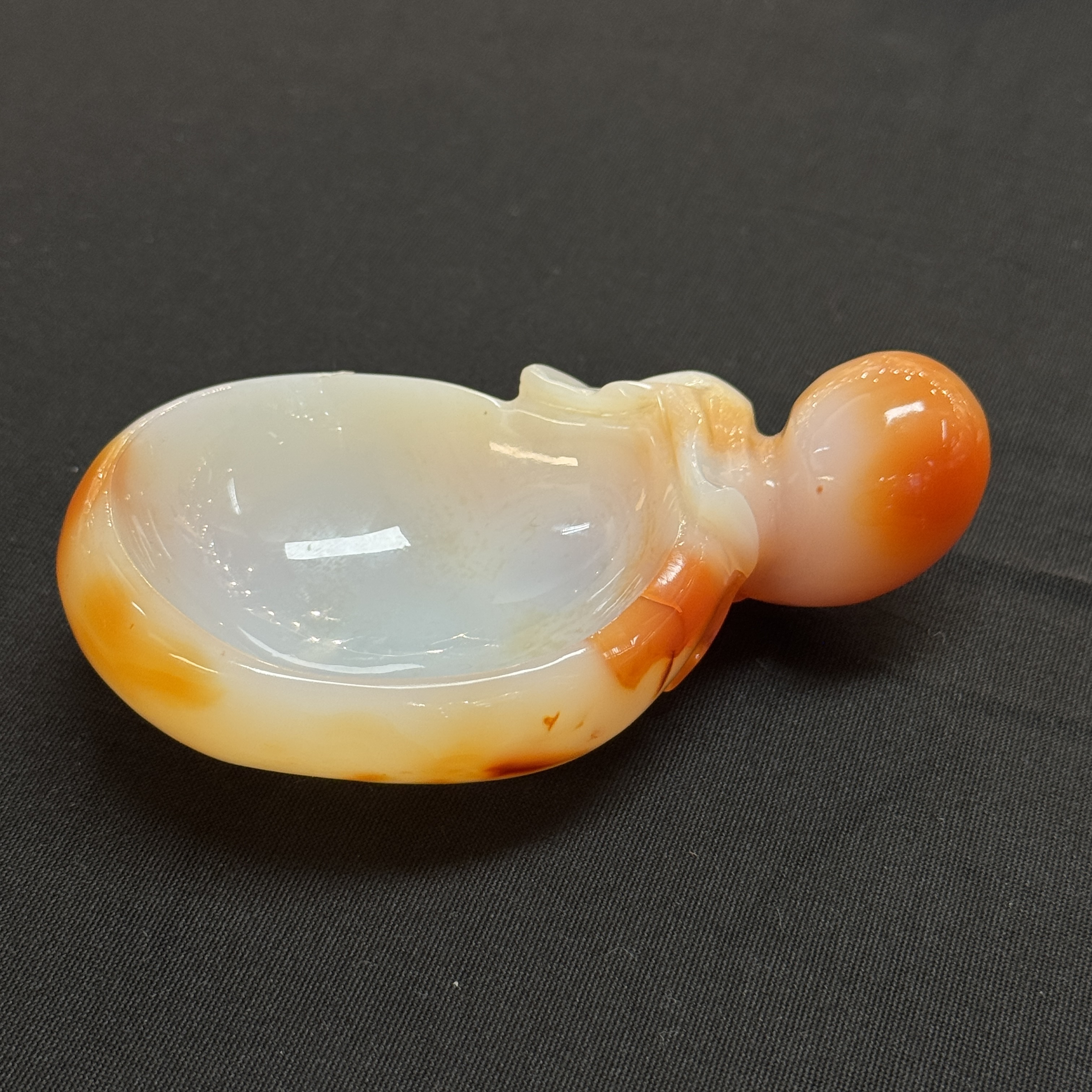 Seven Chinese jade, jadeite and agate wares, including snuff bottles — photo 32