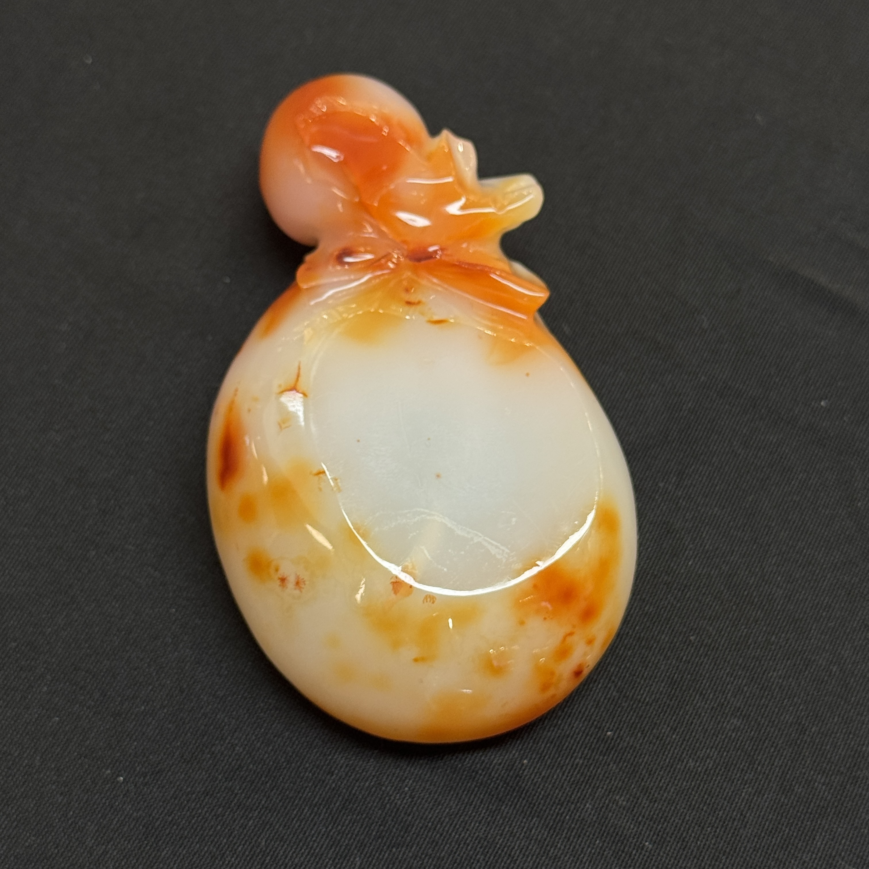 Seven Chinese jade, jadeite and agate wares, including snuff bottles — photo 33
