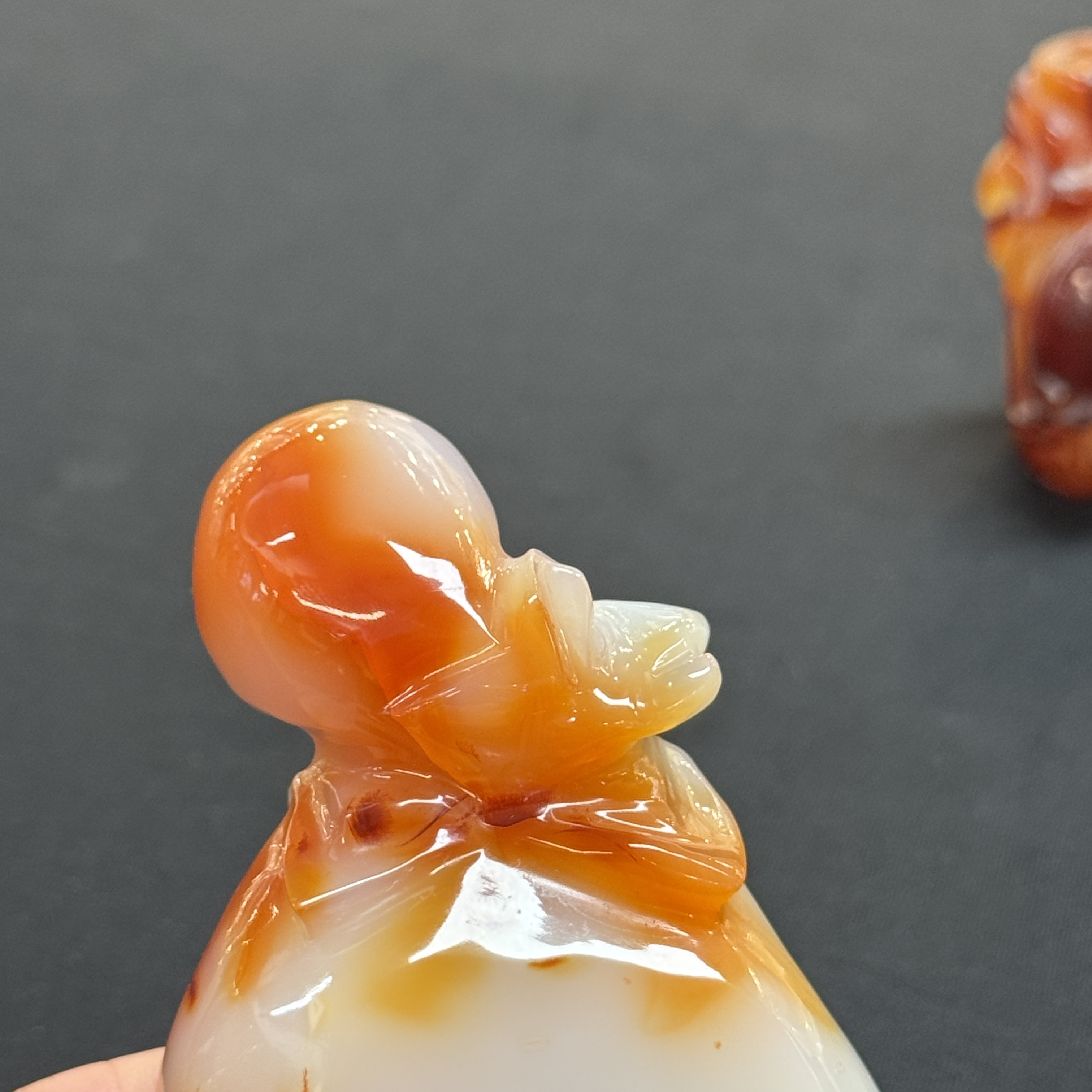 Seven Chinese jade, jadeite and agate wares, including snuff bottles — photo 34
