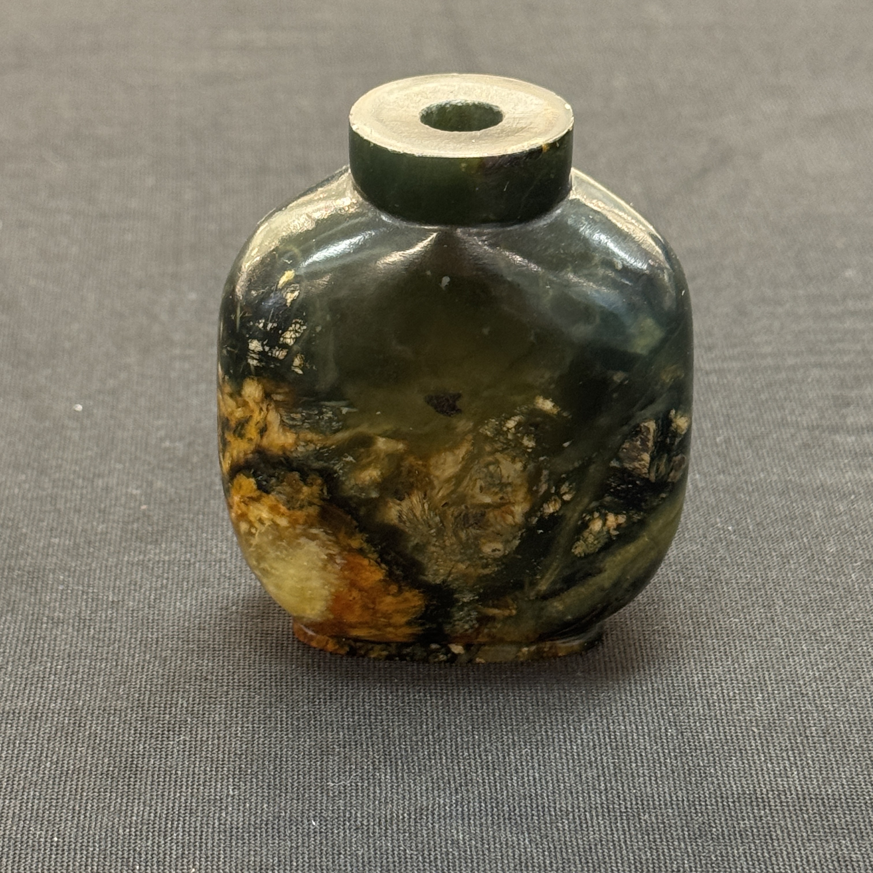 Seven Chinese jade, jadeite and agate wares, including snuff bottles — photo 44