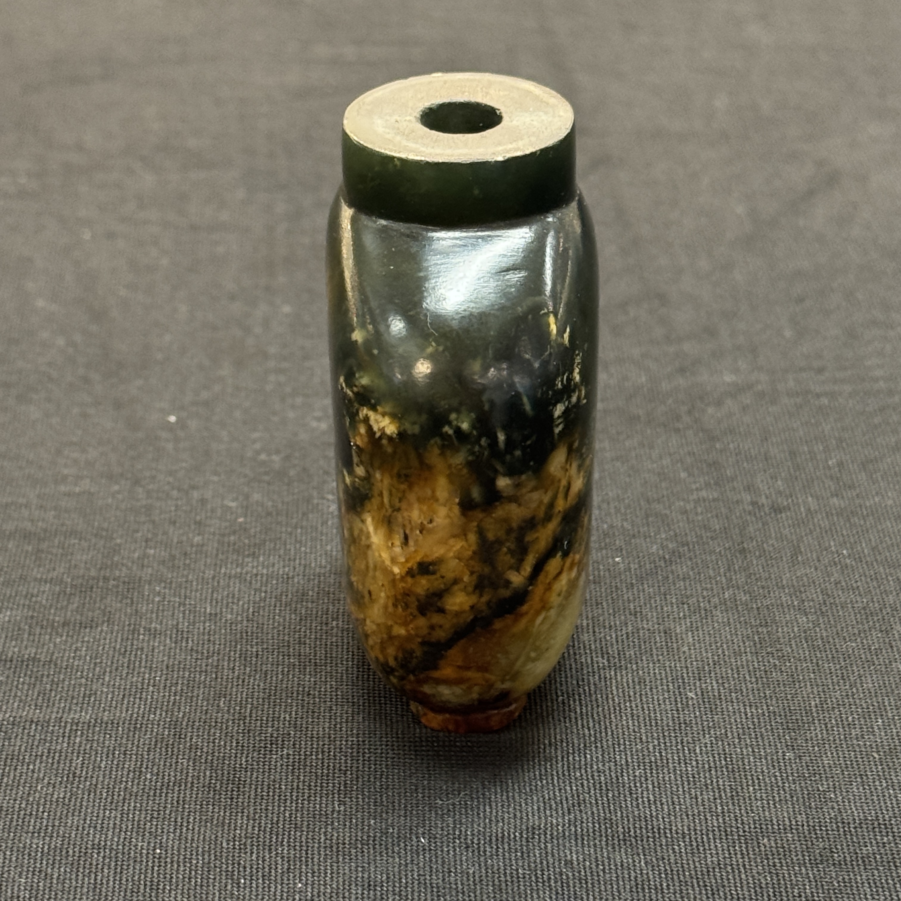 Seven Chinese jade, jadeite and agate wares, including snuff bottles — photo 45