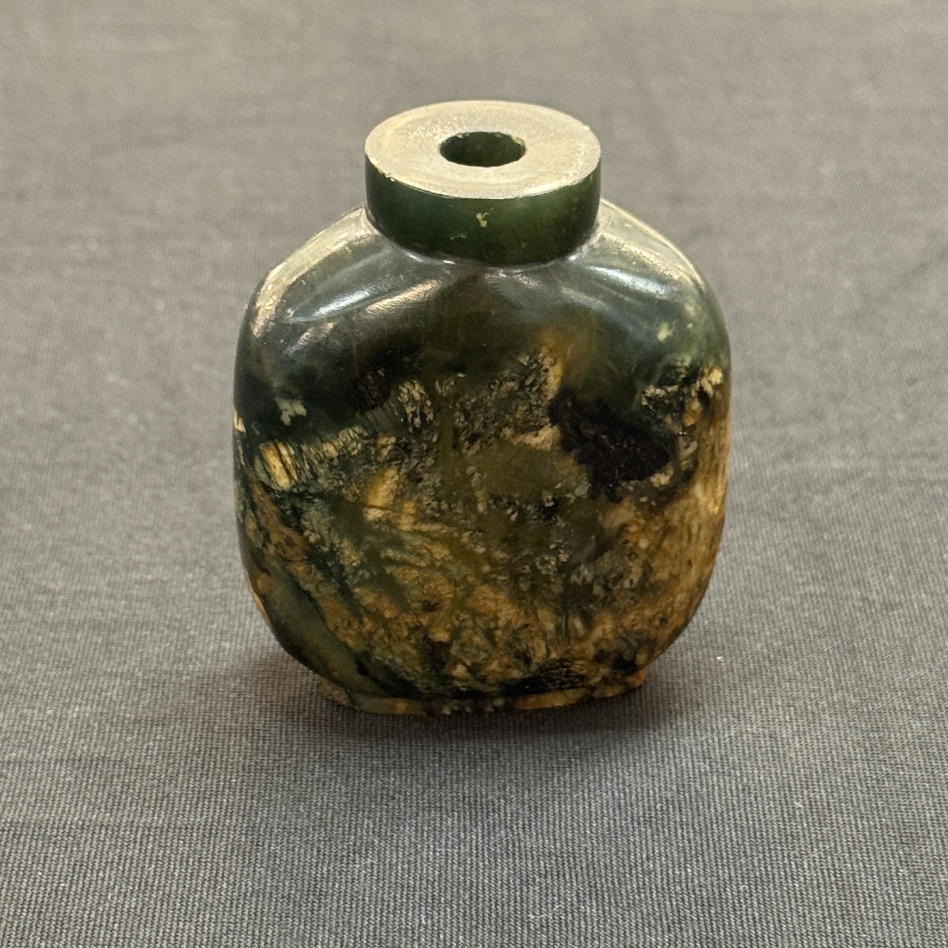 Seven Chinese jade, jadeite and agate wares, including snuff bottles — photo 46