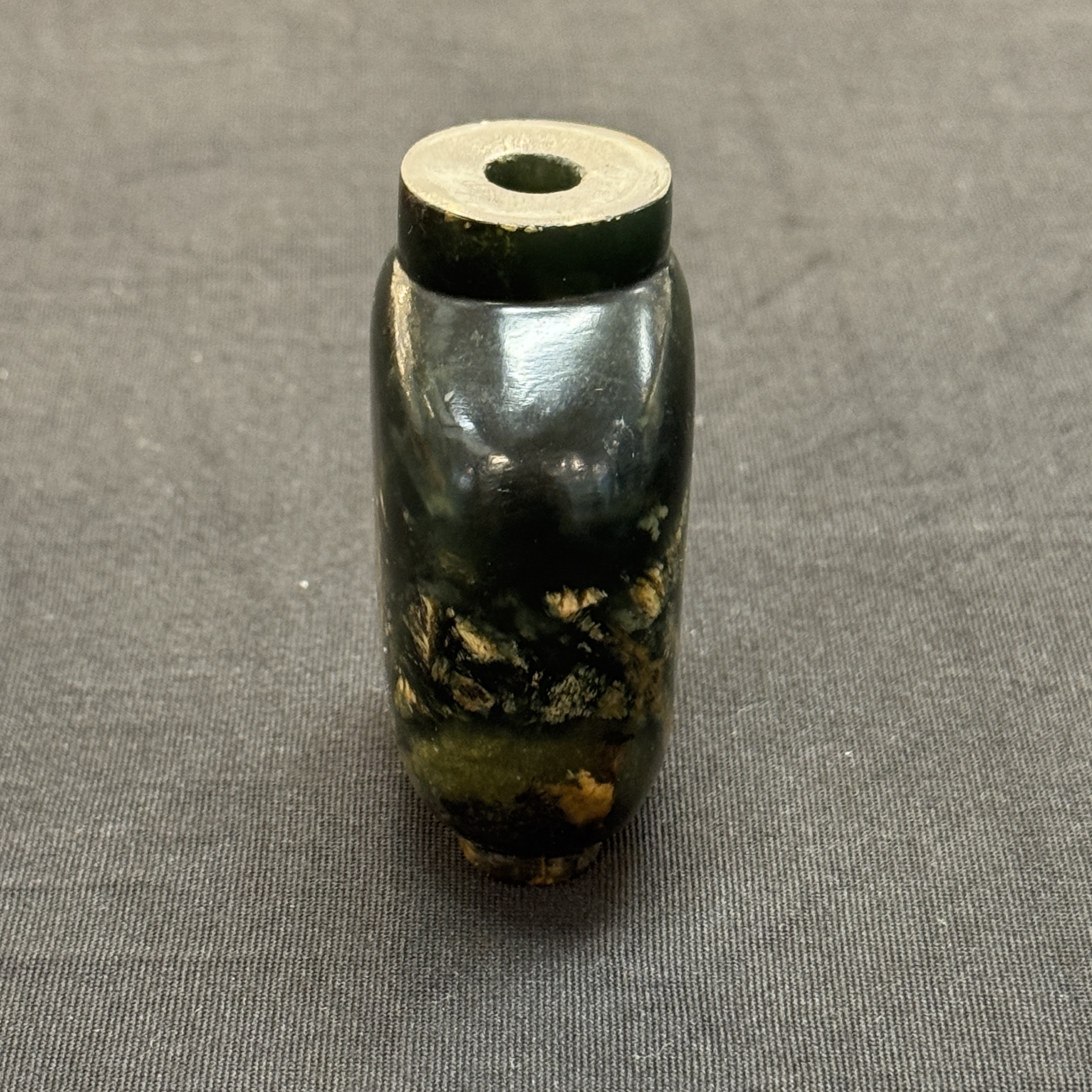 Seven Chinese jade, jadeite and agate wares, including snuff bottles — photo 47