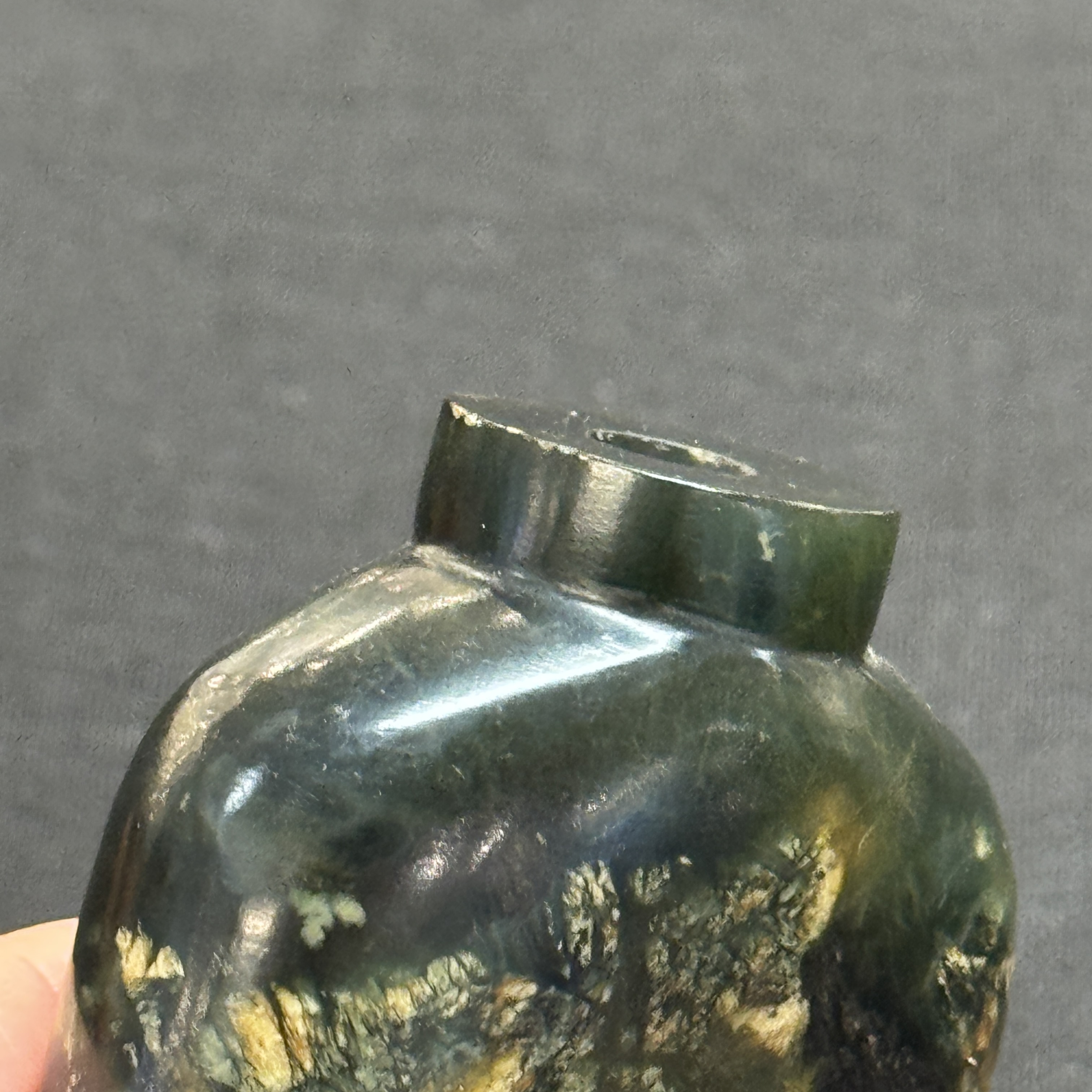 Seven Chinese jade, jadeite and agate wares, including snuff bottles — photo 48