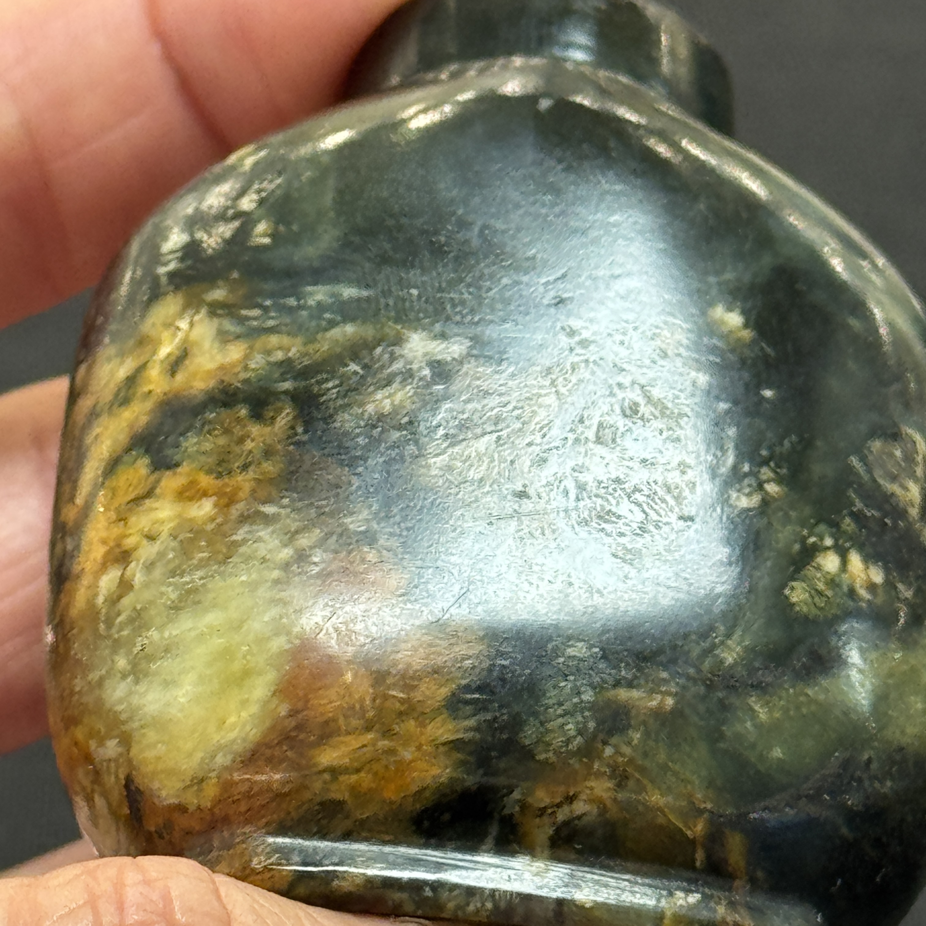 Seven Chinese jade, jadeite and agate wares, including snuff bottles — photo 51