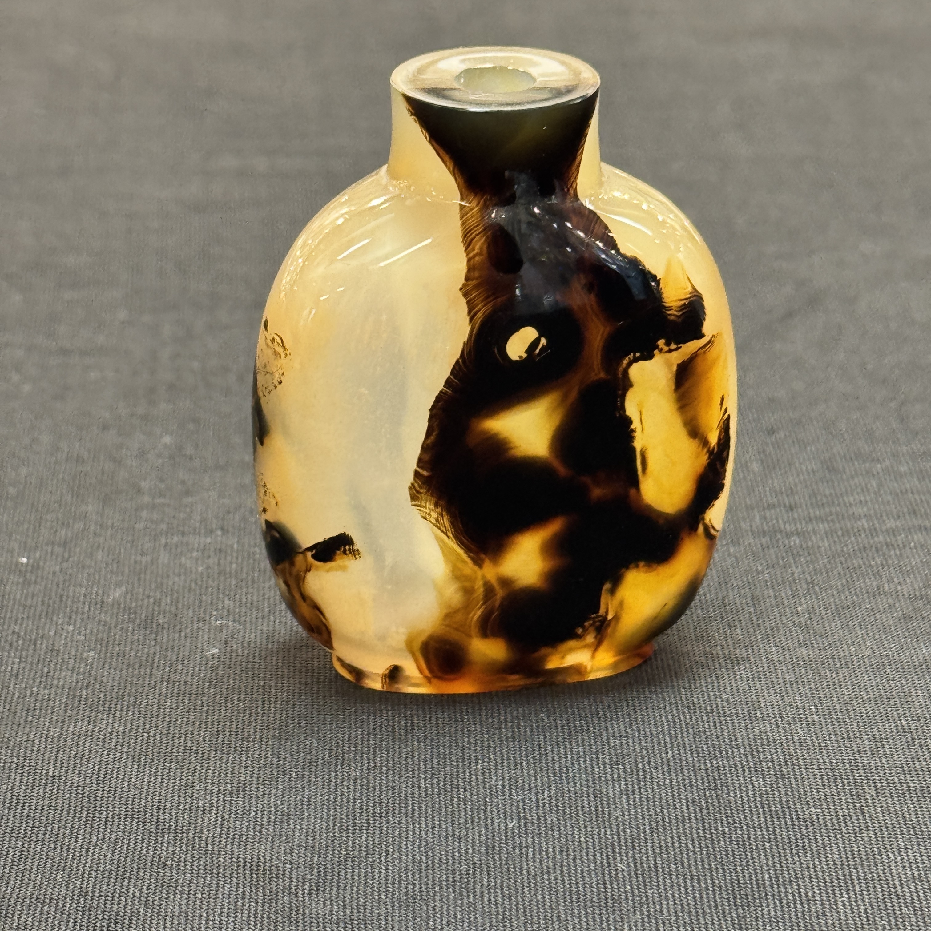 Seven Chinese jade, jadeite and agate wares, including snuff bottles — photo 52