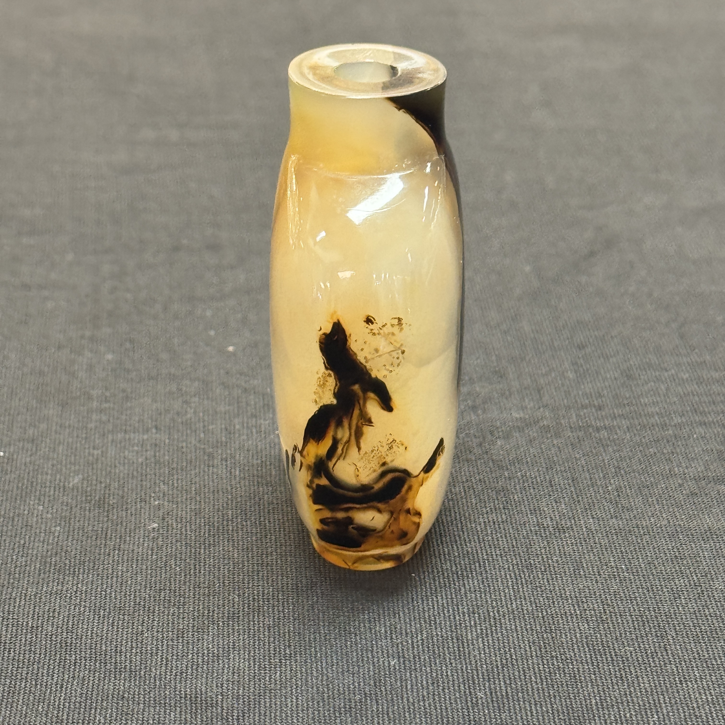 Seven Chinese jade, jadeite and agate wares, including snuff bottles — photo 53