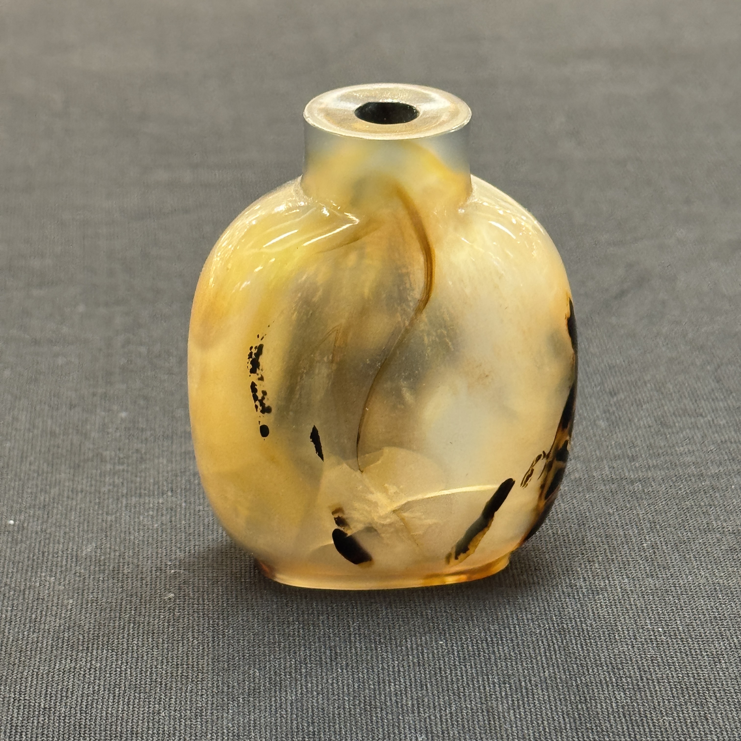 Seven Chinese jade, jadeite and agate wares, including snuff bottles — photo 54